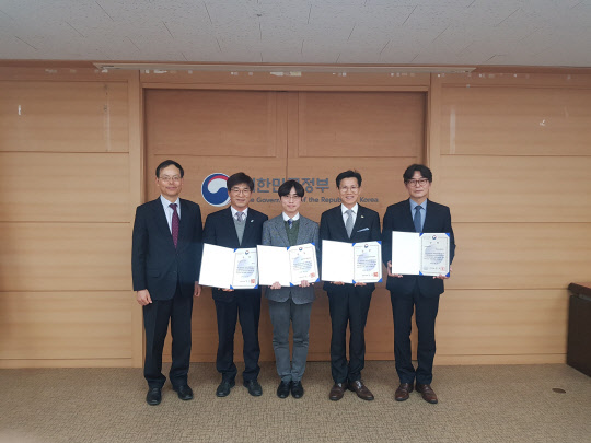 송상락 행정안전부 정부혁신기획관(왼쪽에서 첫번째), 손기칠 한국방송통신전파진흥원 운영지원단장(네번째) 등 공공부문 공간혁신 우수기관 수상자들이 기념촬영을 하고 있다. 한국방송통신전파진흥원 제공